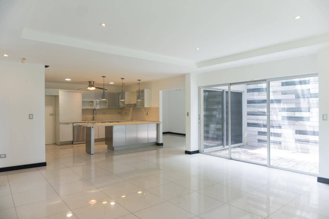Modern House in Gated community in Santa Ana — photo 6 of 19