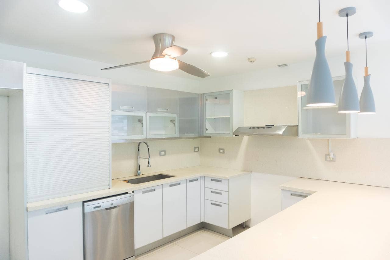 Modern House in Gated community in Santa Ana — photo 11 of 19