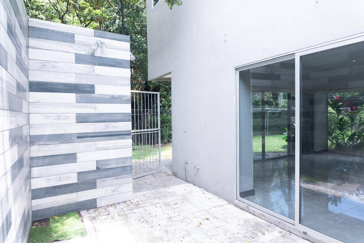 Modern House in Gated community in Santa Ana — photo 12 of 19
