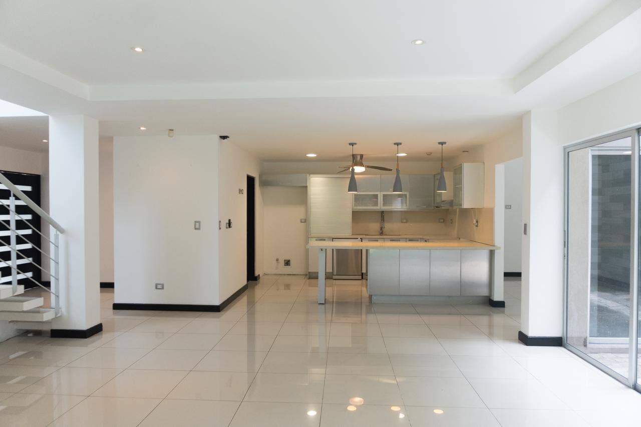 Modern House in Gated community in Santa Ana — photo 7 of 19