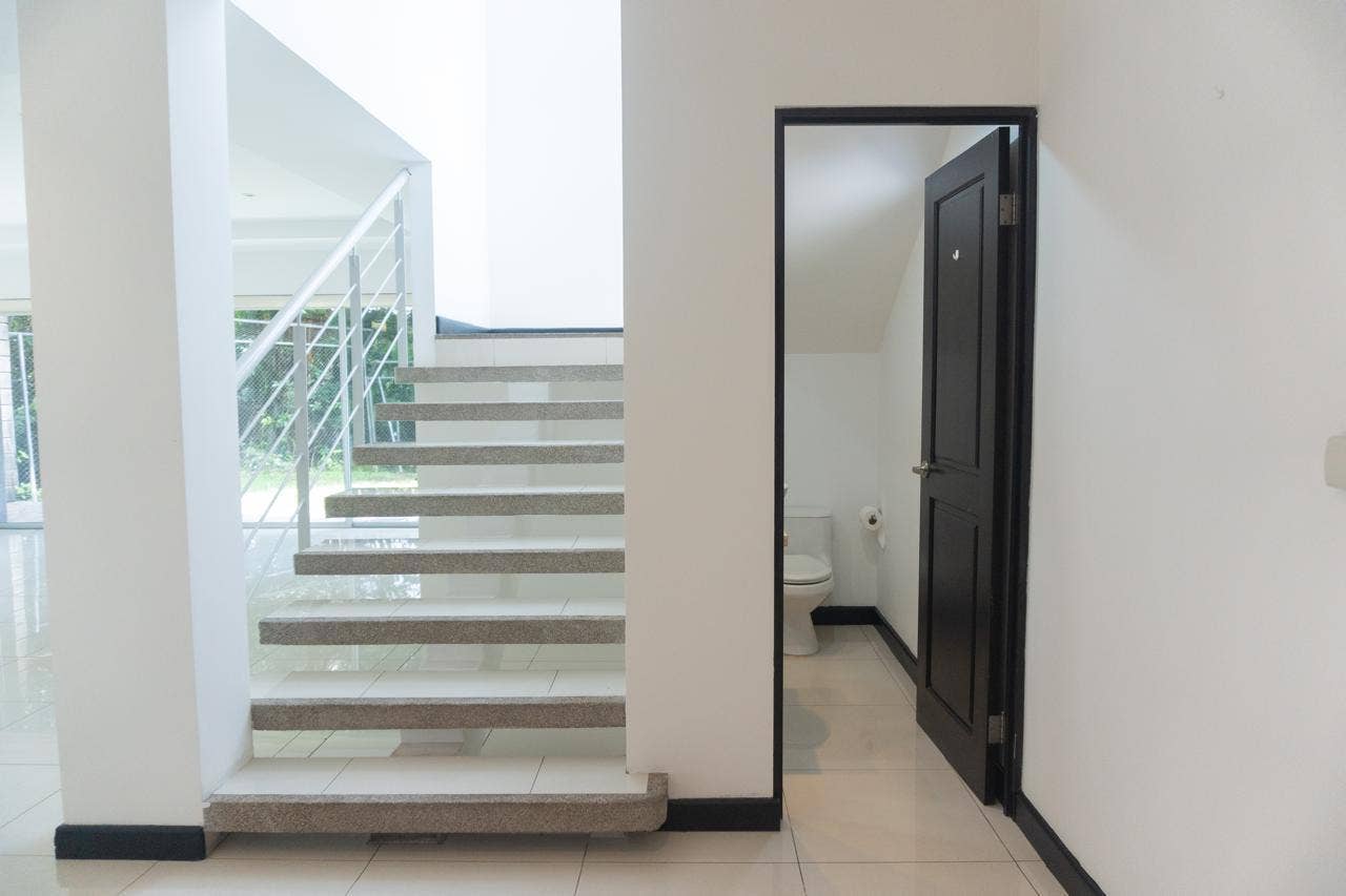 Modern House in Gated community in Santa Ana — photo 13 of 19