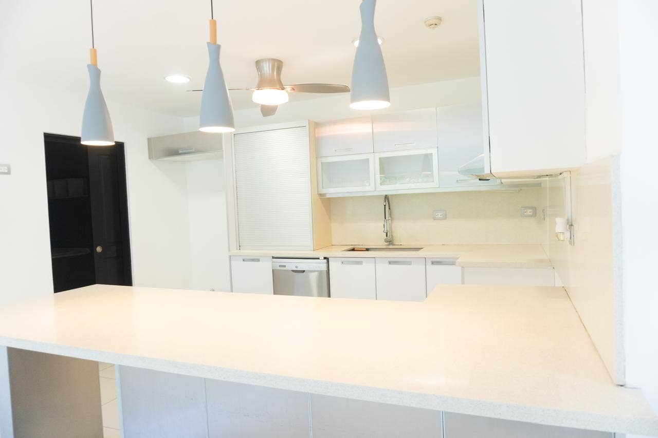 Modern House in Gated community in Santa Ana — photo 10 of 19