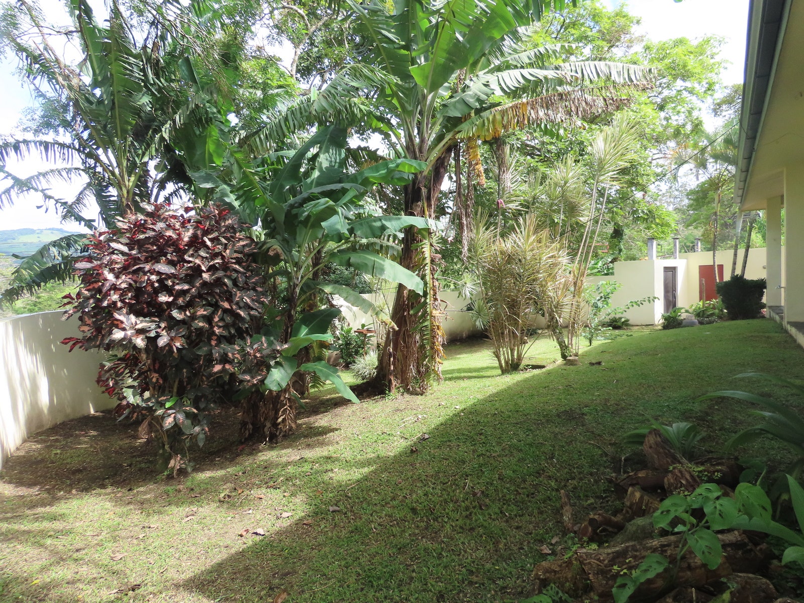 Modern Two Bedroom Home And Guesthouse Near Marina, Tronadora, Lake Arenal, Tronadora, Tilaran, Alajuela, Costa Rica 50803 — photo 4 of 5