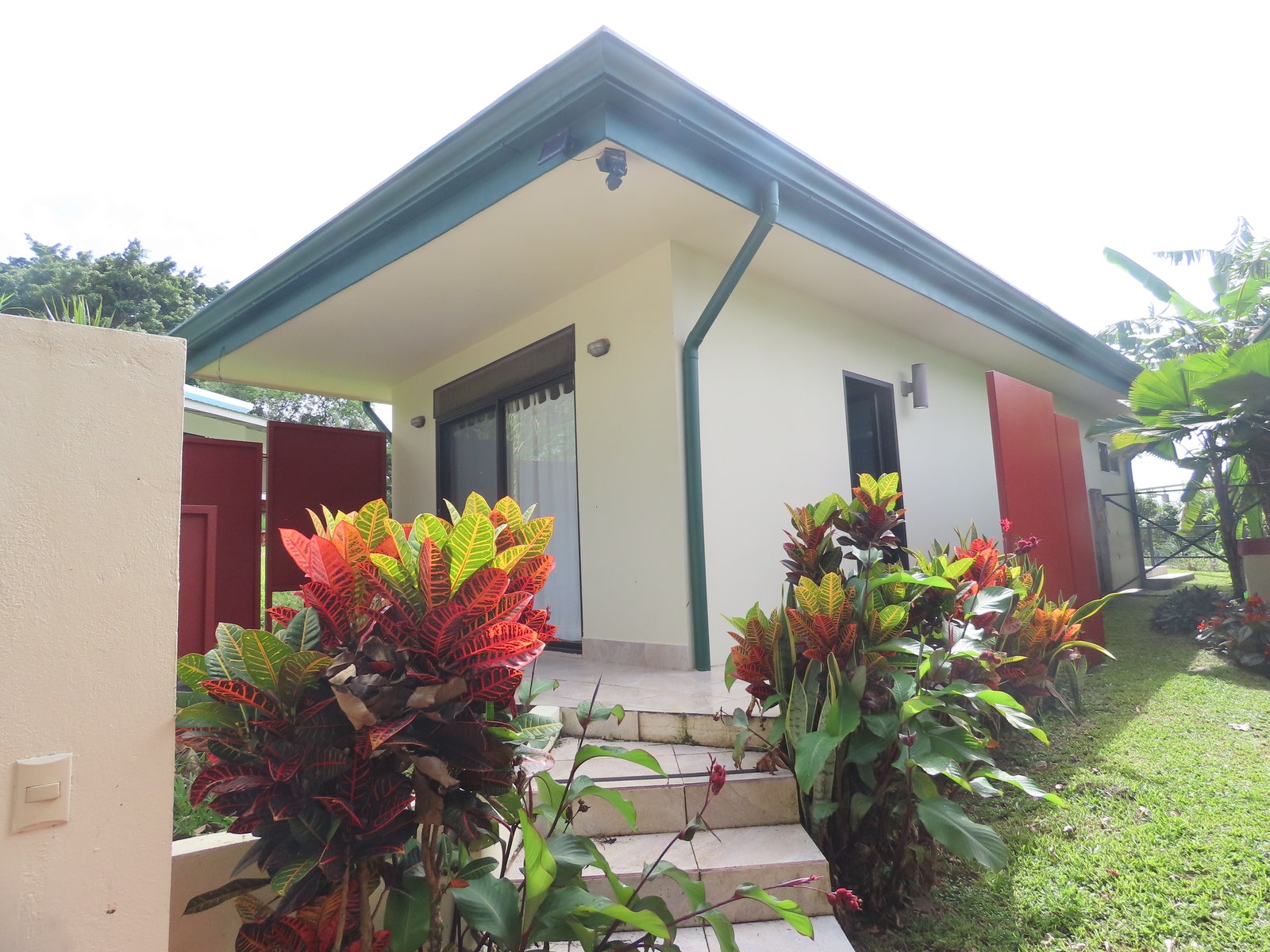 Modern Two Bedroom Home And Guesthouse Near Marina — photo 15 of 19