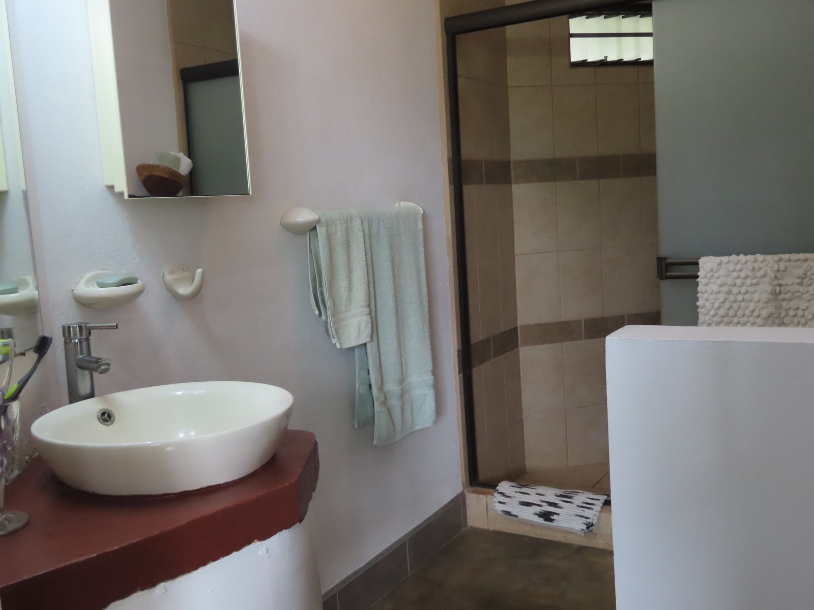 Modern Two Bedroom Home And Guesthouse Near Marina — photo 10 of 19