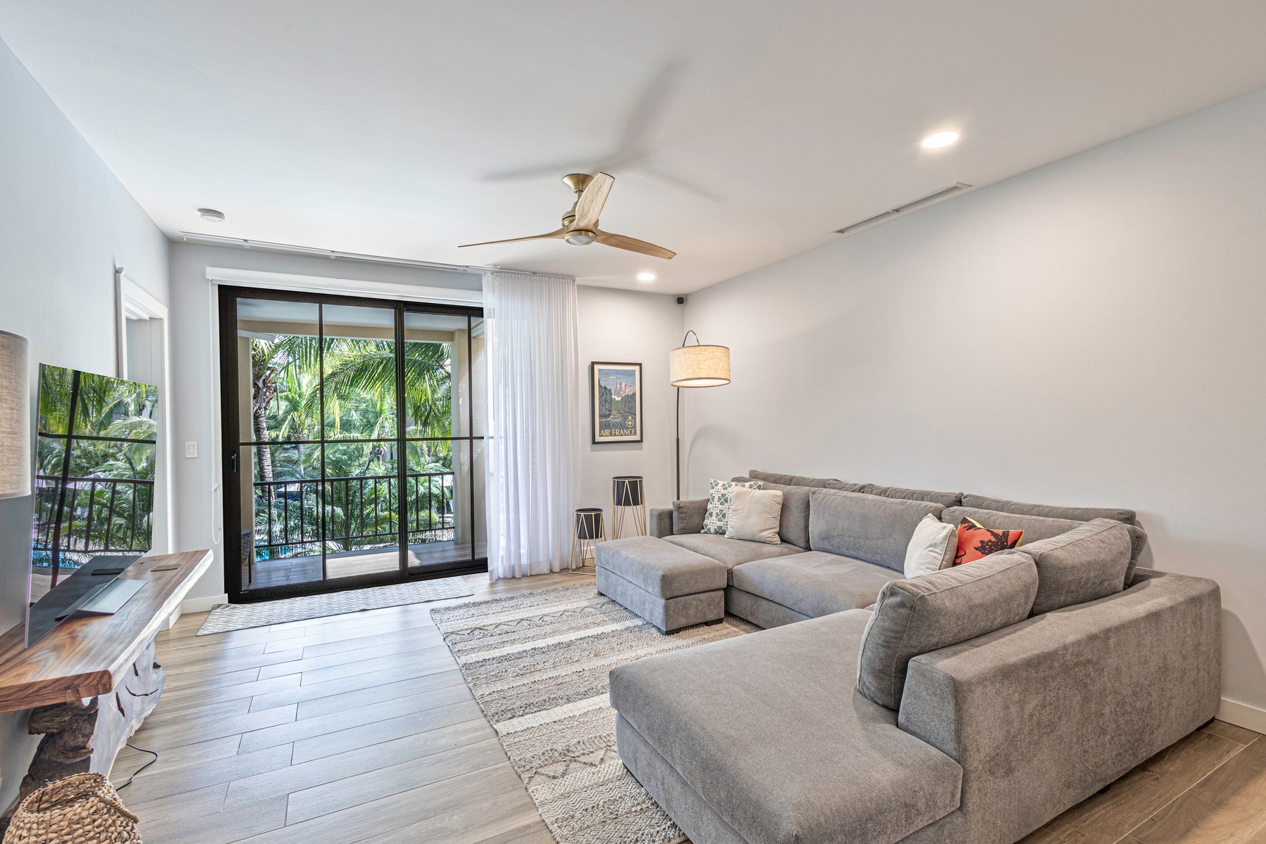 Turnkey Luxury Condo — photo 9 of 19