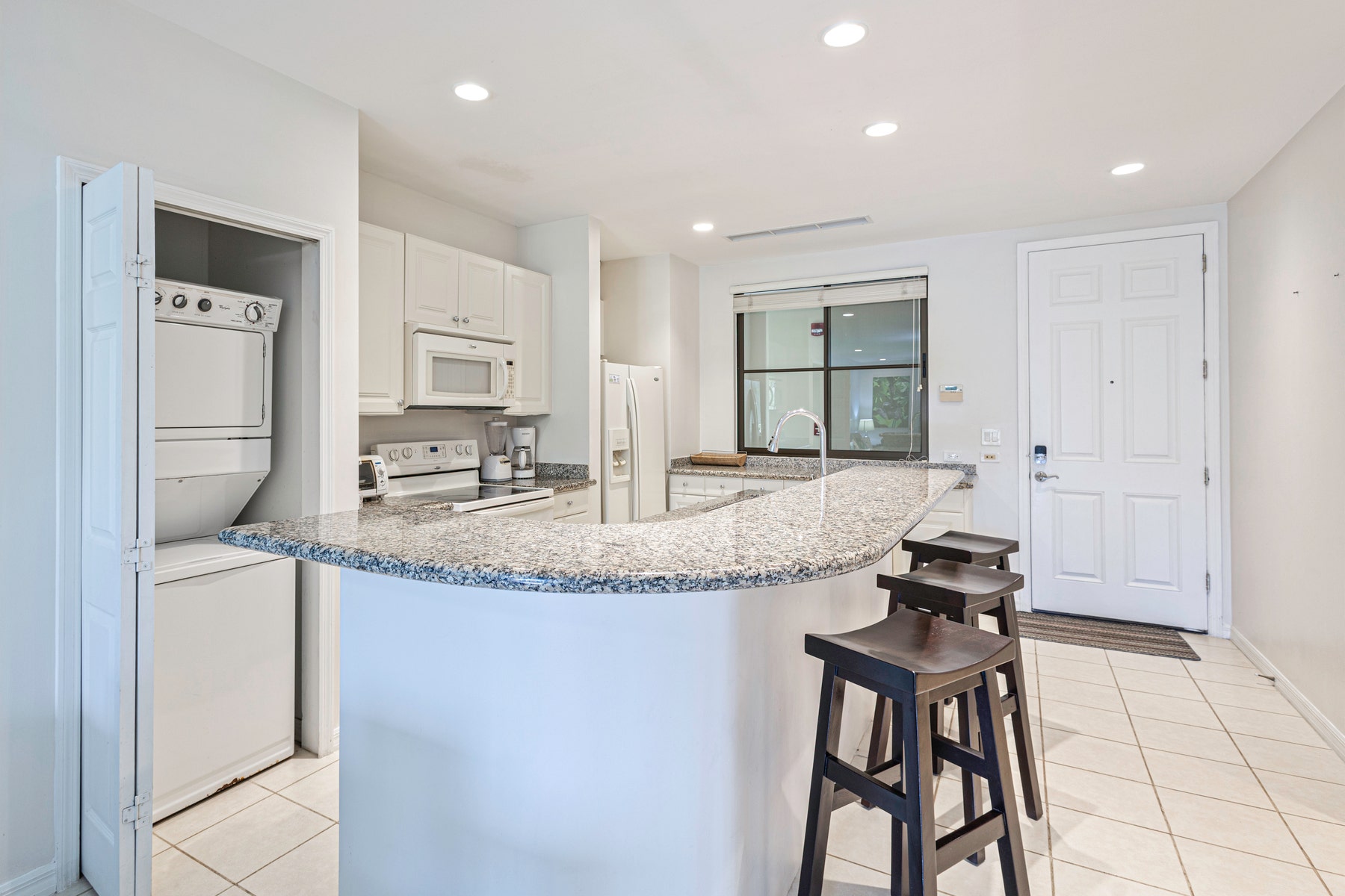 Close to Beach Luxury Two Bedroom Condo — photo 6 of 19