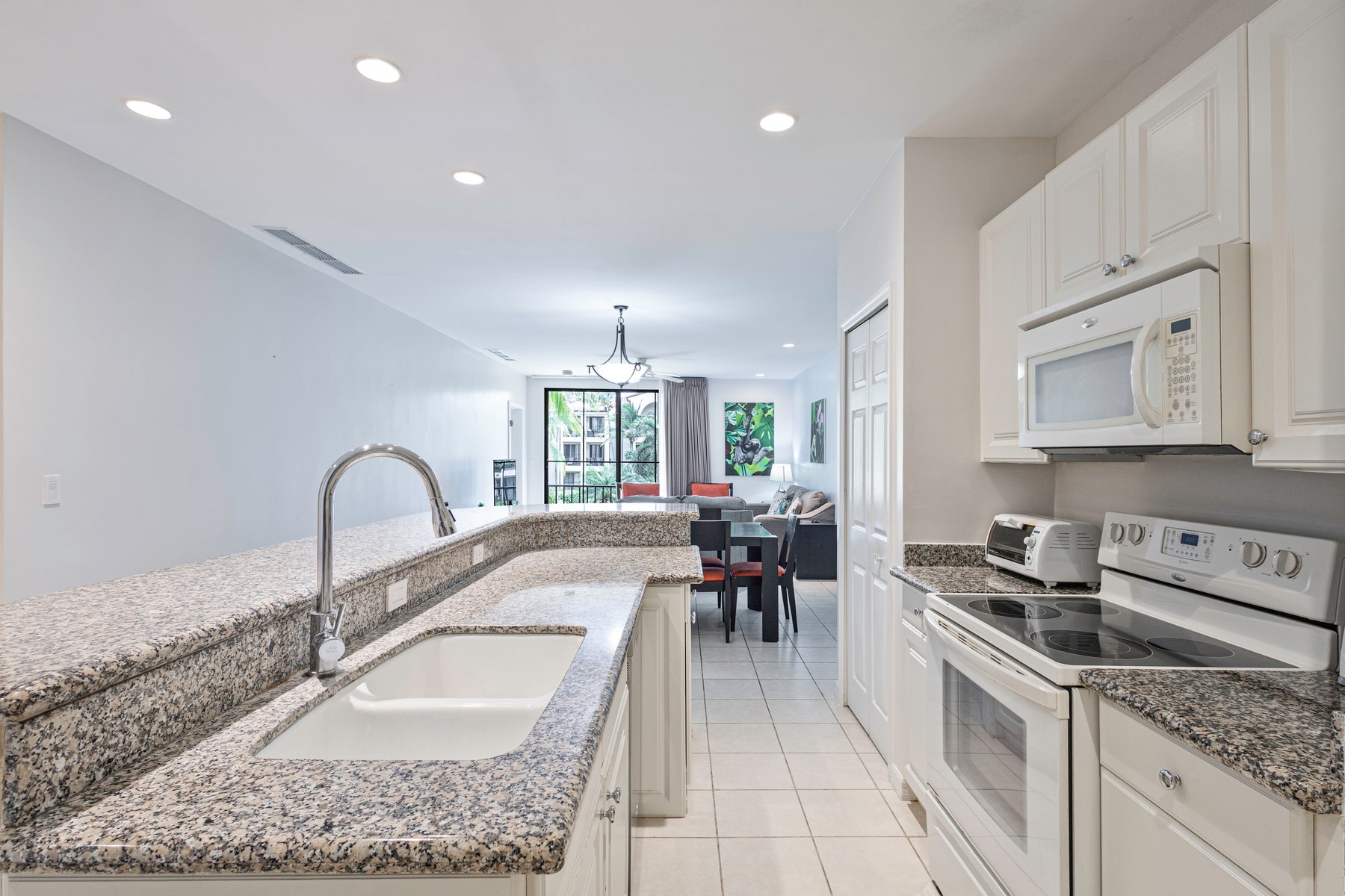 Close to Beach Luxury Two Bedroom Condo — photo 7 of 19