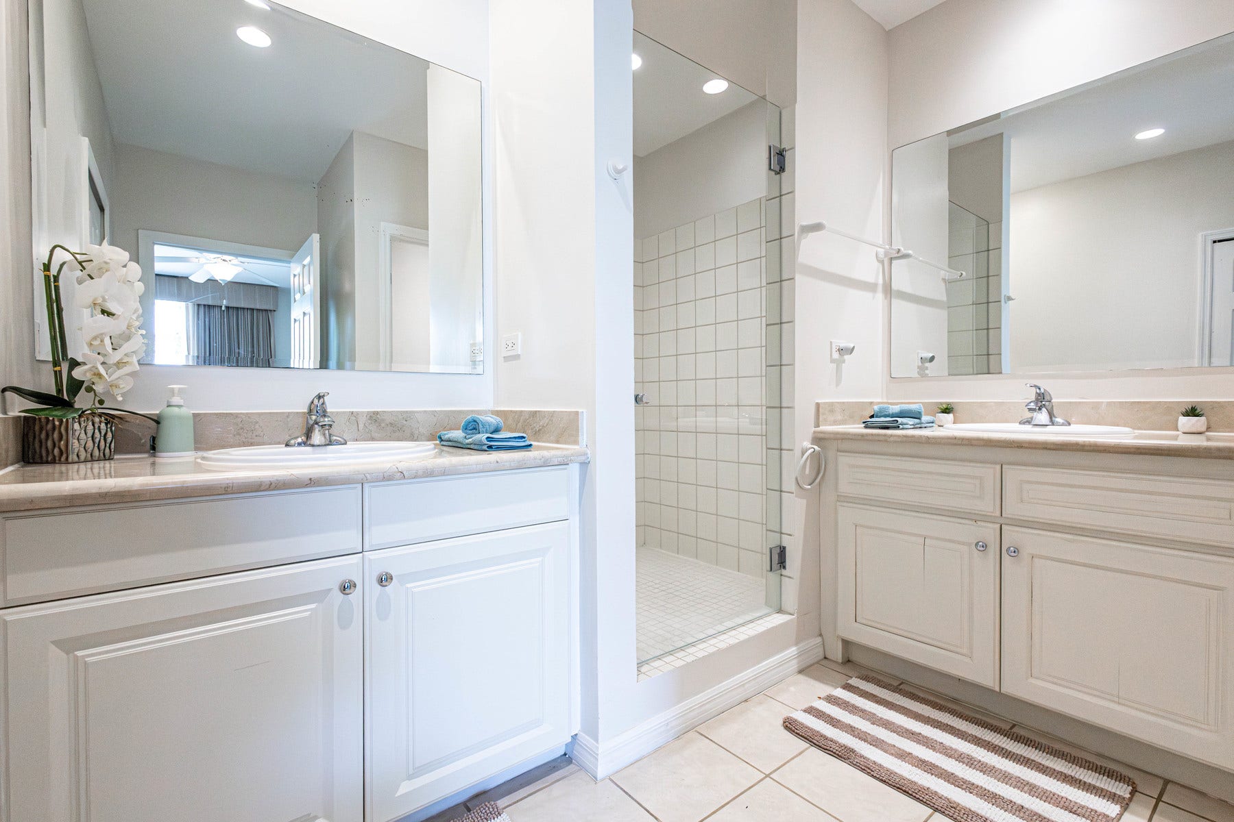 Close to Beach Luxury Two Bedroom Condo — photo 14 of 19