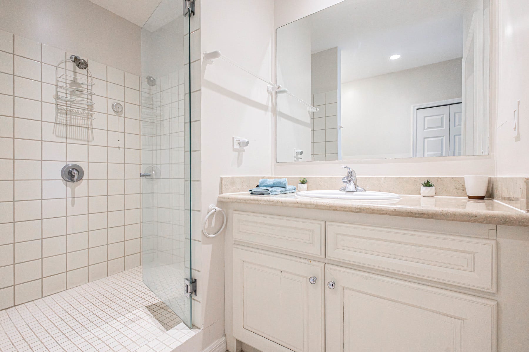 Close to Beach Luxury Two Bedroom Condo — photo 15 of 19