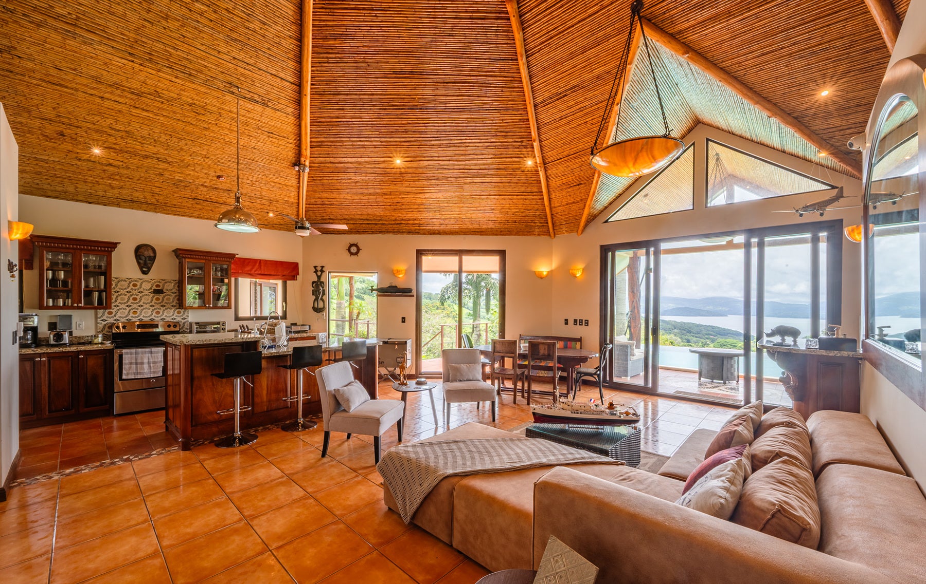 Luxury Lakefront Villa — photo 5 of 19