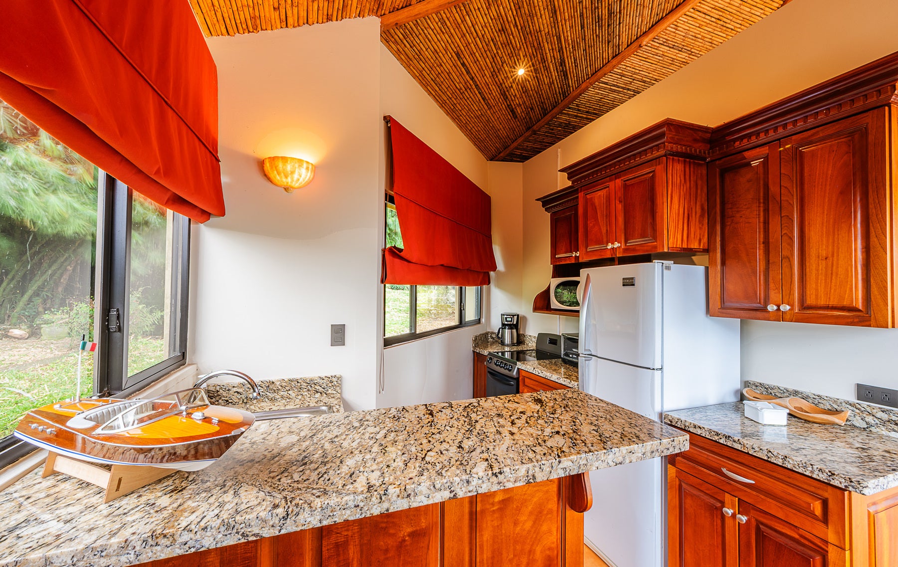 Luxury Lakefront Villa — photo 14 of 19