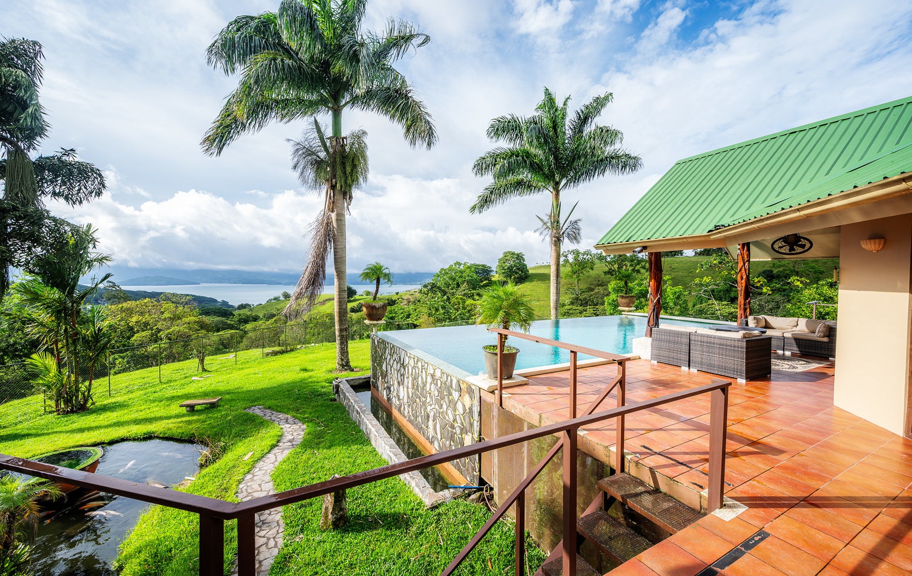 Luxury Lakefront Villa — photo 16 of 19