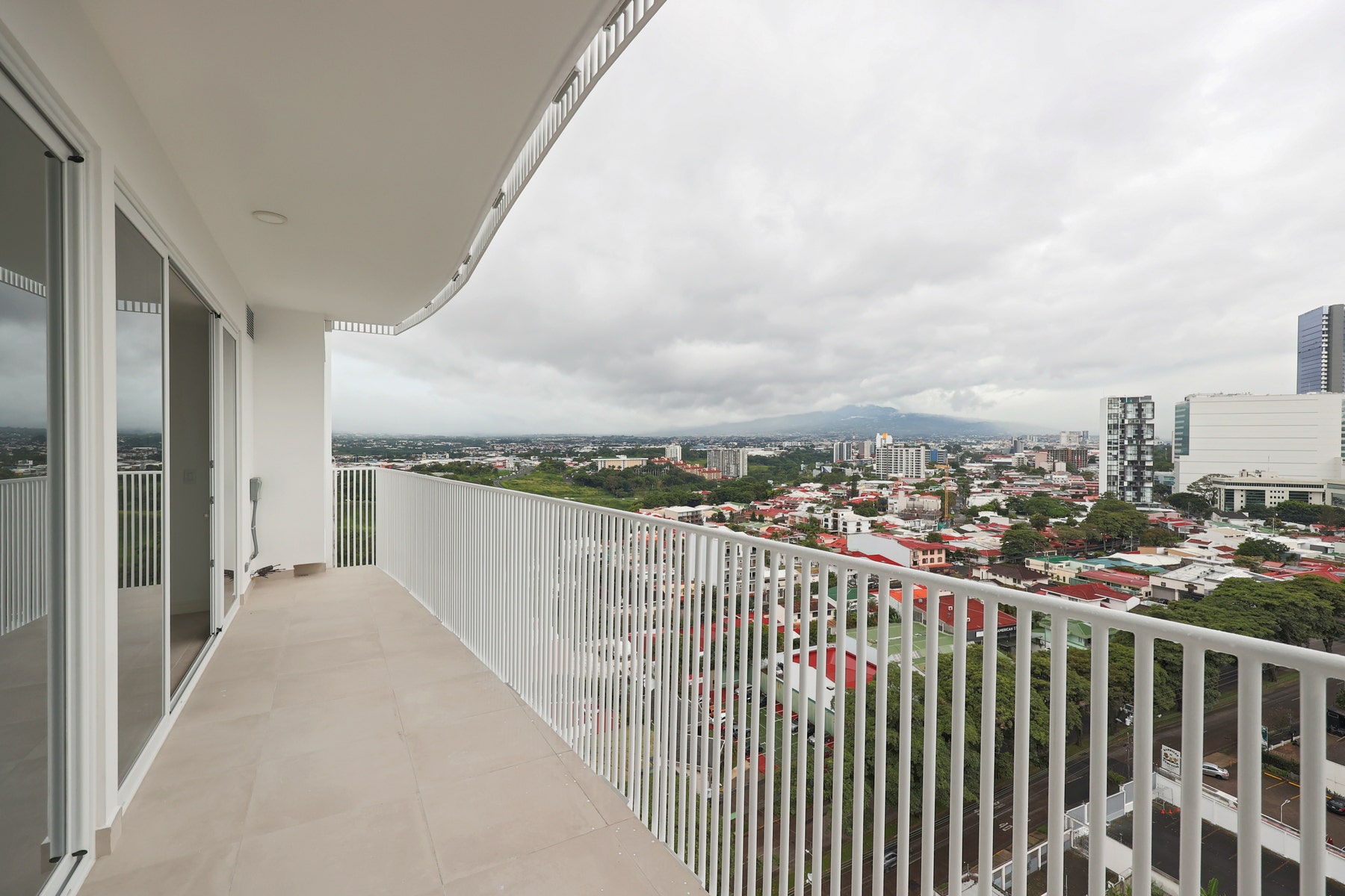 Contemporary City View Apartment — photo 4 of 19