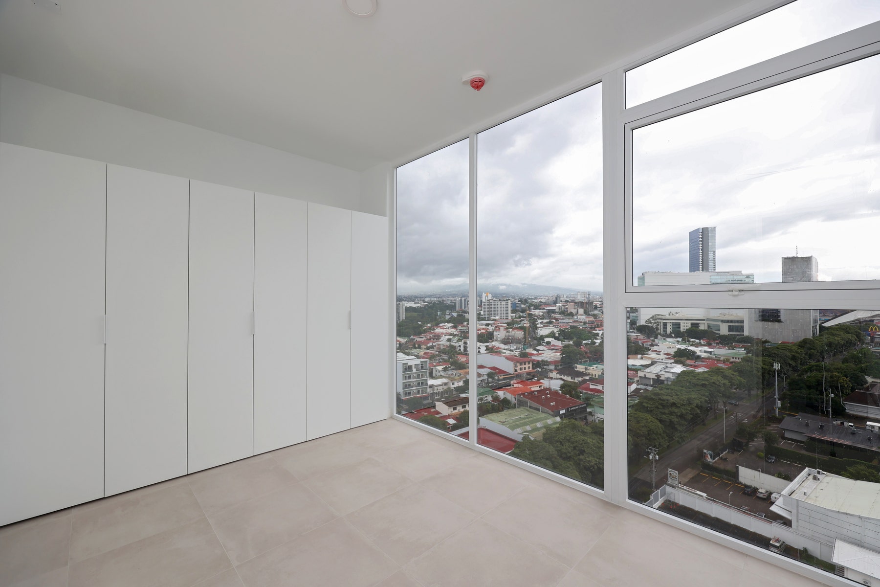 Contemporary City View Apartment — photo 9 of 19