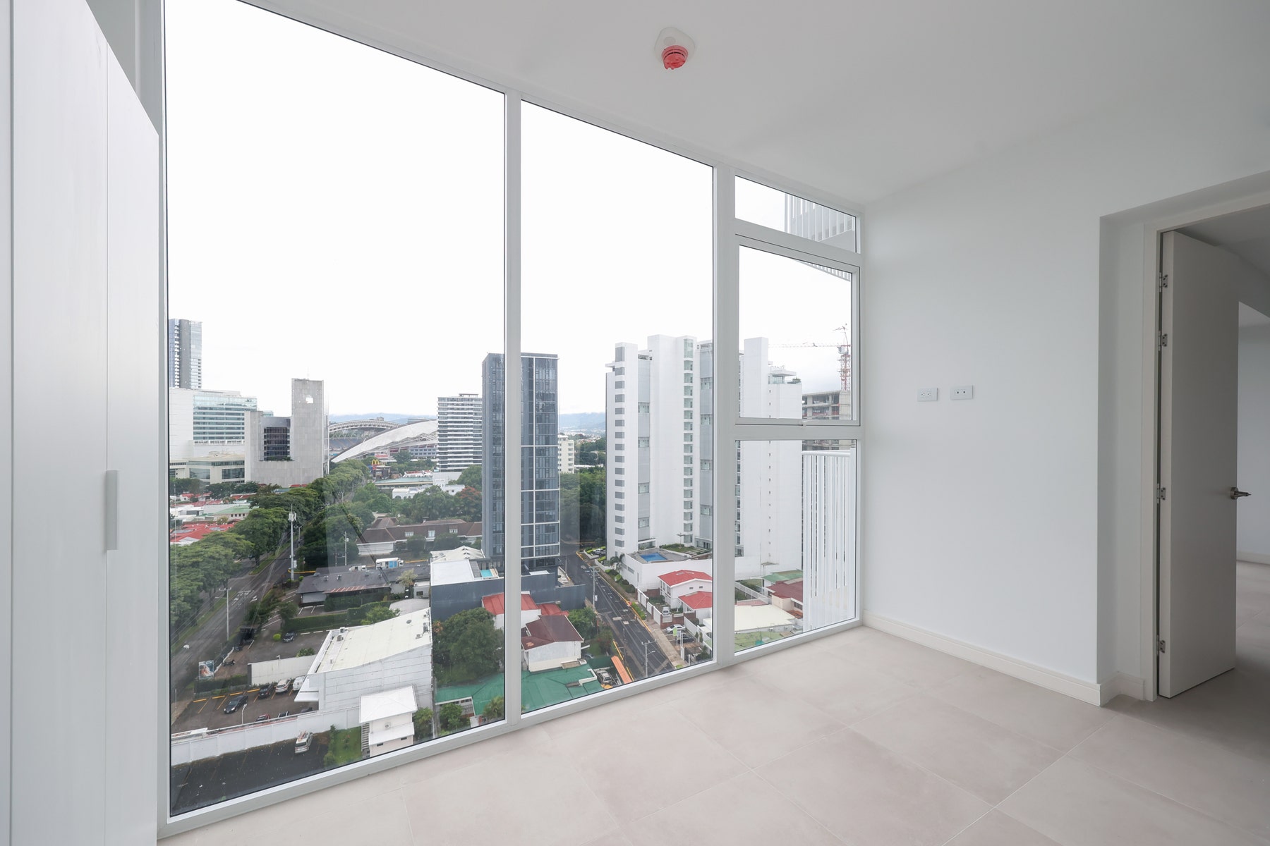 Contemporary City View Apartment — photo 10 of 19