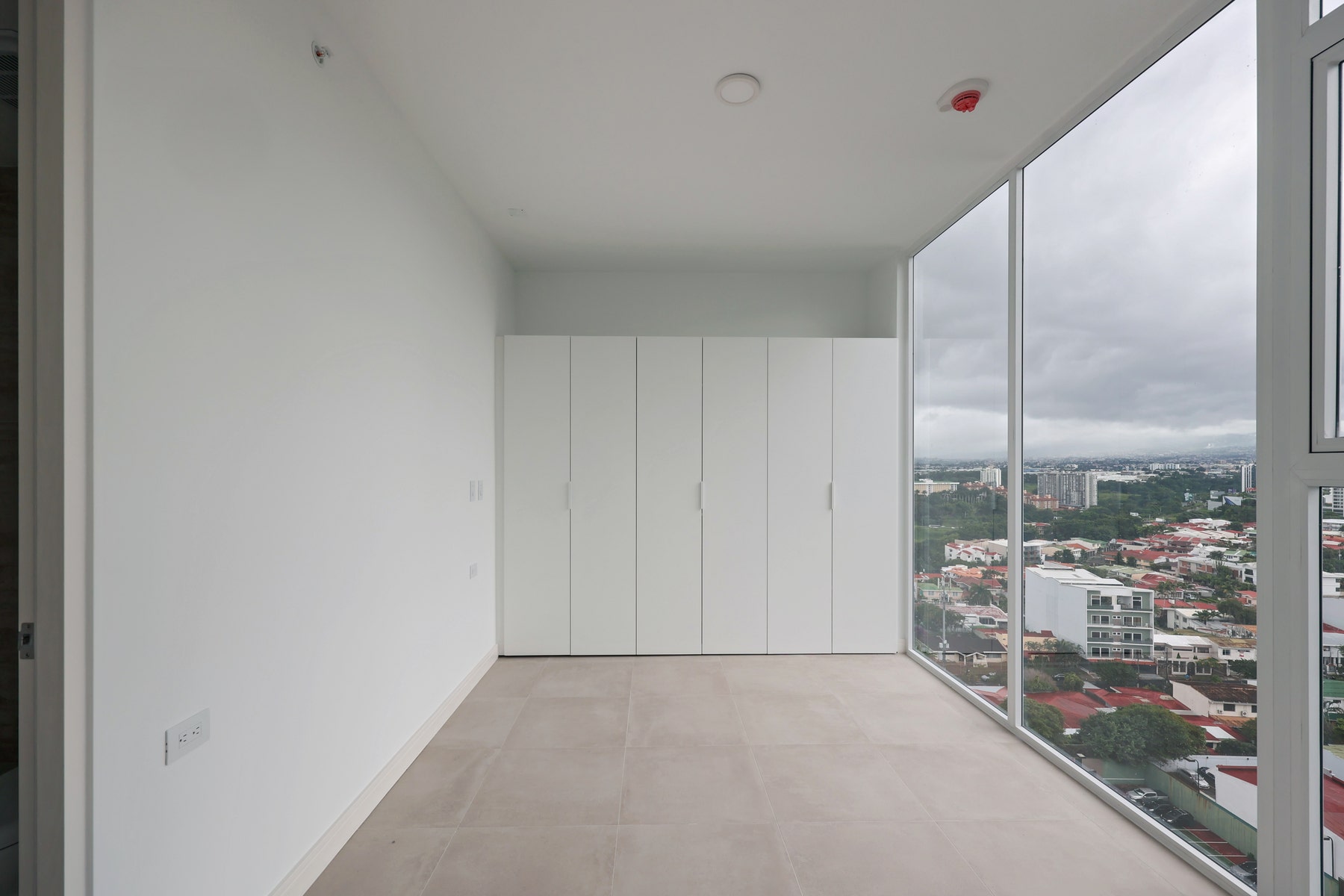 Contemporary City View Apartment — photo 11 of 19