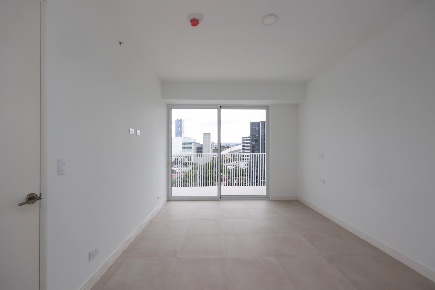 Contemporary City View Apartment — photo 14 of 19