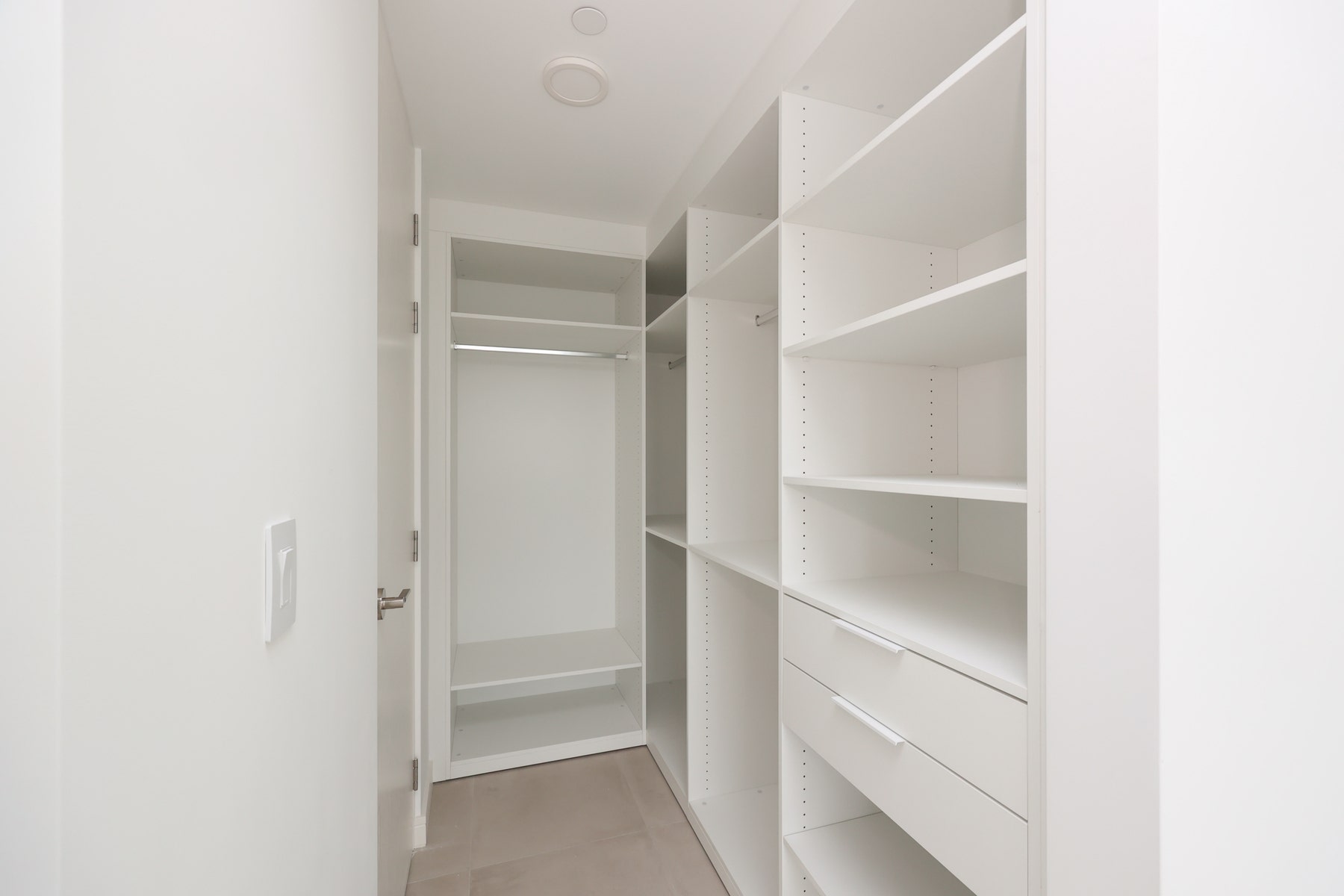 Contemporary City View Apartment — photo 15 of 19
