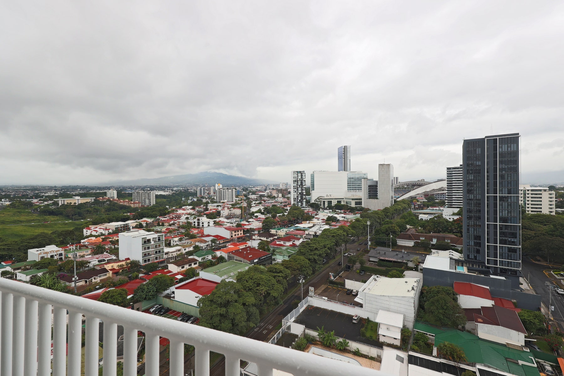 Contemporary City View Apartment — photo 2 of 19