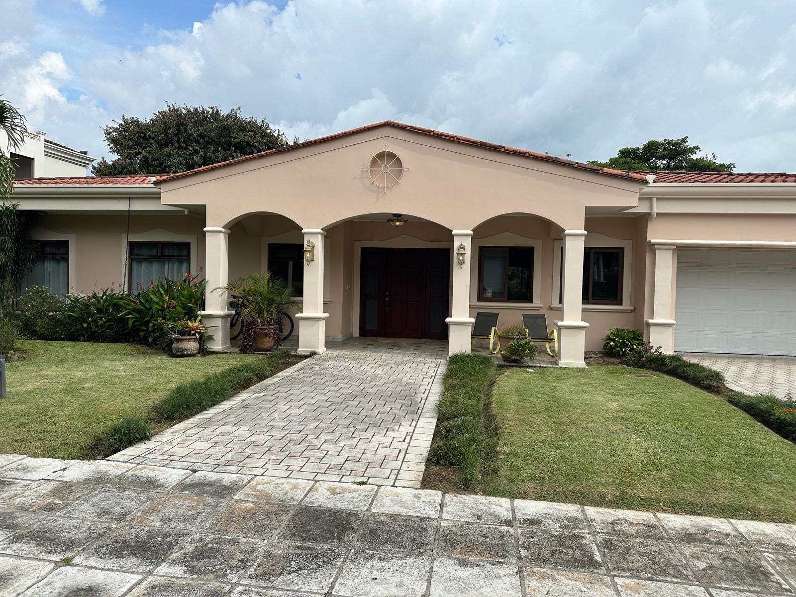 Single level home — photo 2 of 19