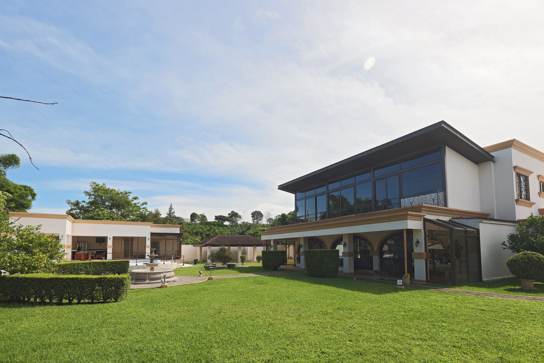 Luxury City Estate — photo 6 of 19