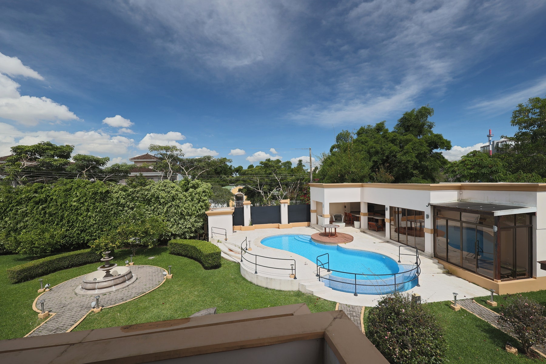 Luxury City Estate — photo 14 of 19