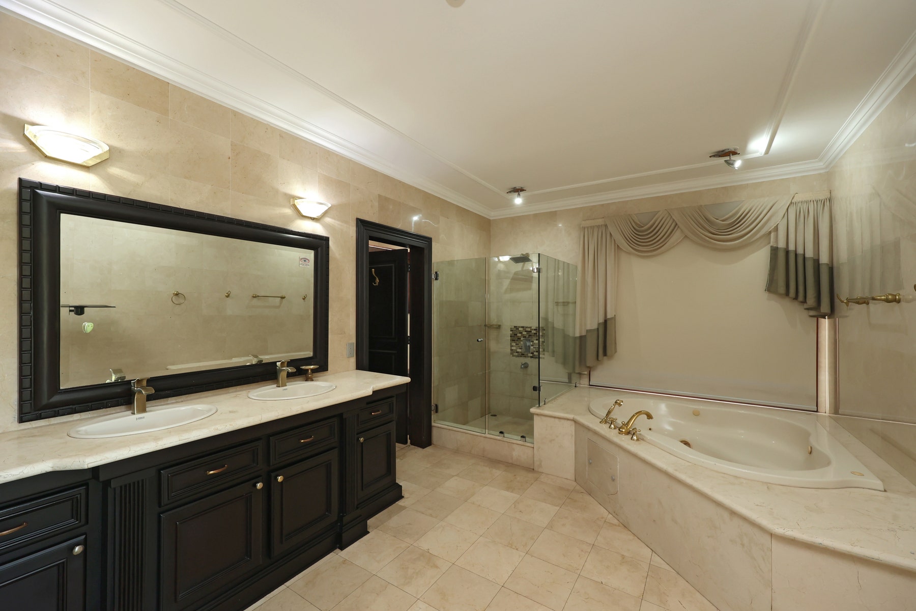 Luxury City Estate — photo 16 of 19