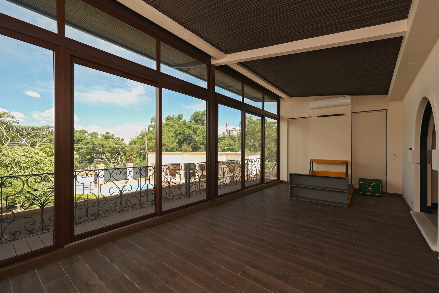 Luxury City Estate — photo 17 of 19