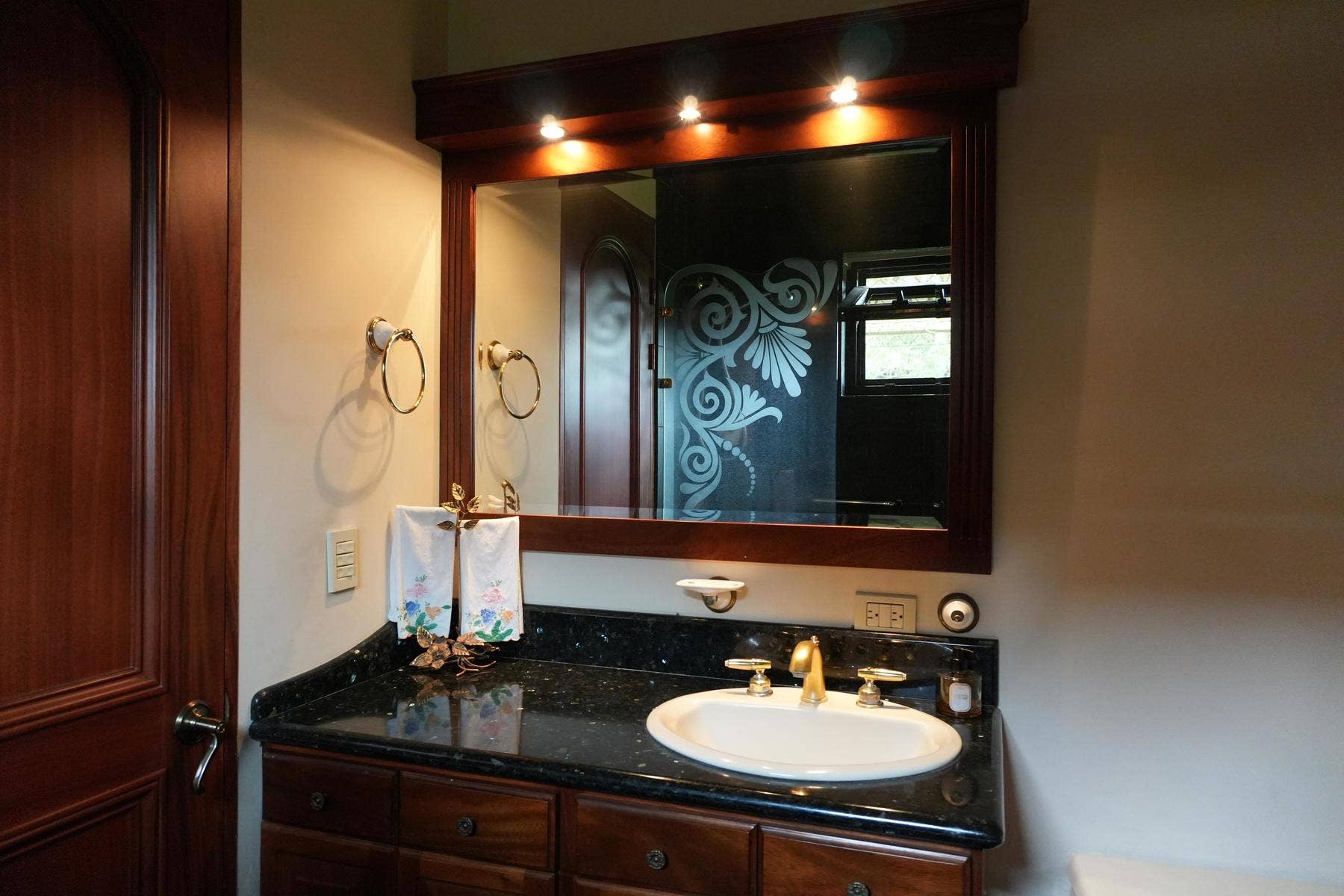 Luxury Central Valley Hacienda — photo 10 of 18