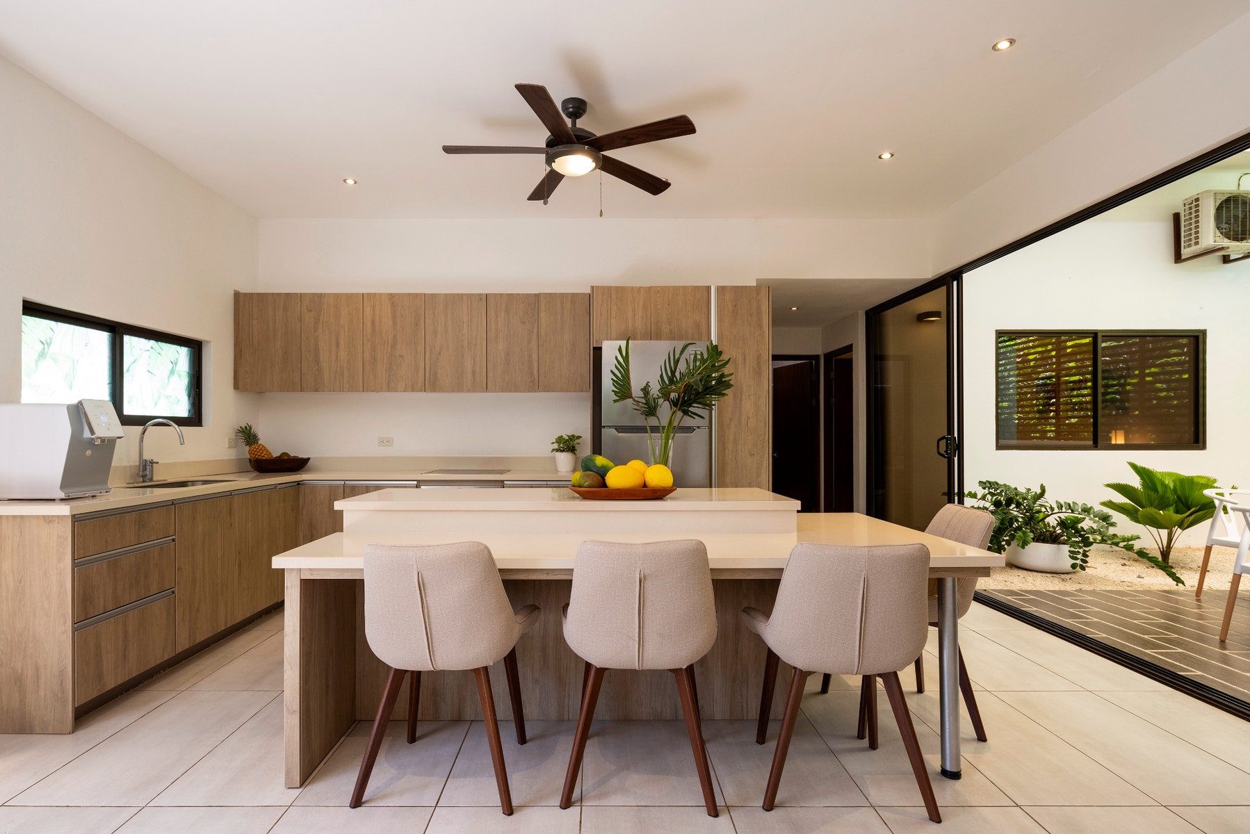 Modern Walk to the Beach Villa — photo 4 of 19