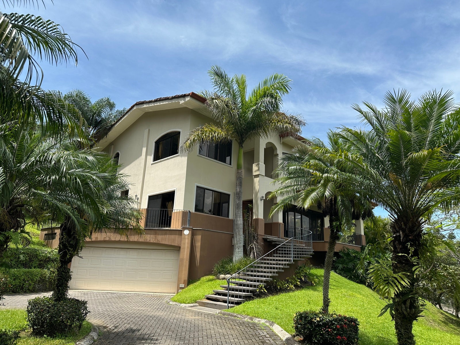 Family House with private pool — photo 2 of 19
