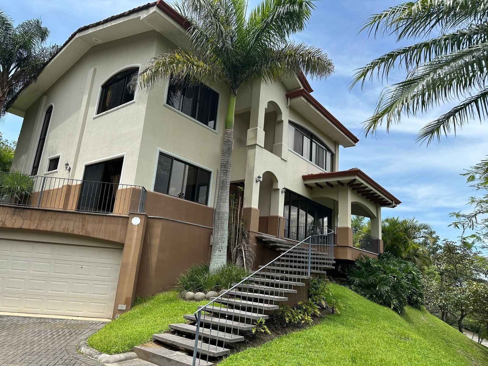 Family House with private pool — photo 3 of 19