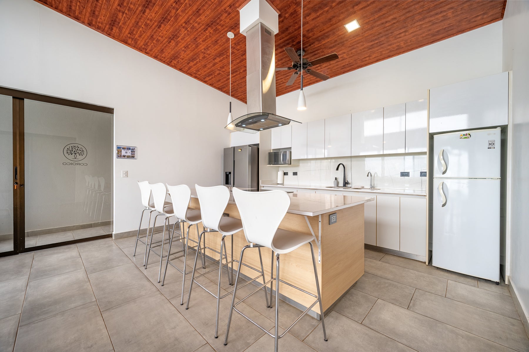 Tropical Luxury Modern Home — photo 5 of 19