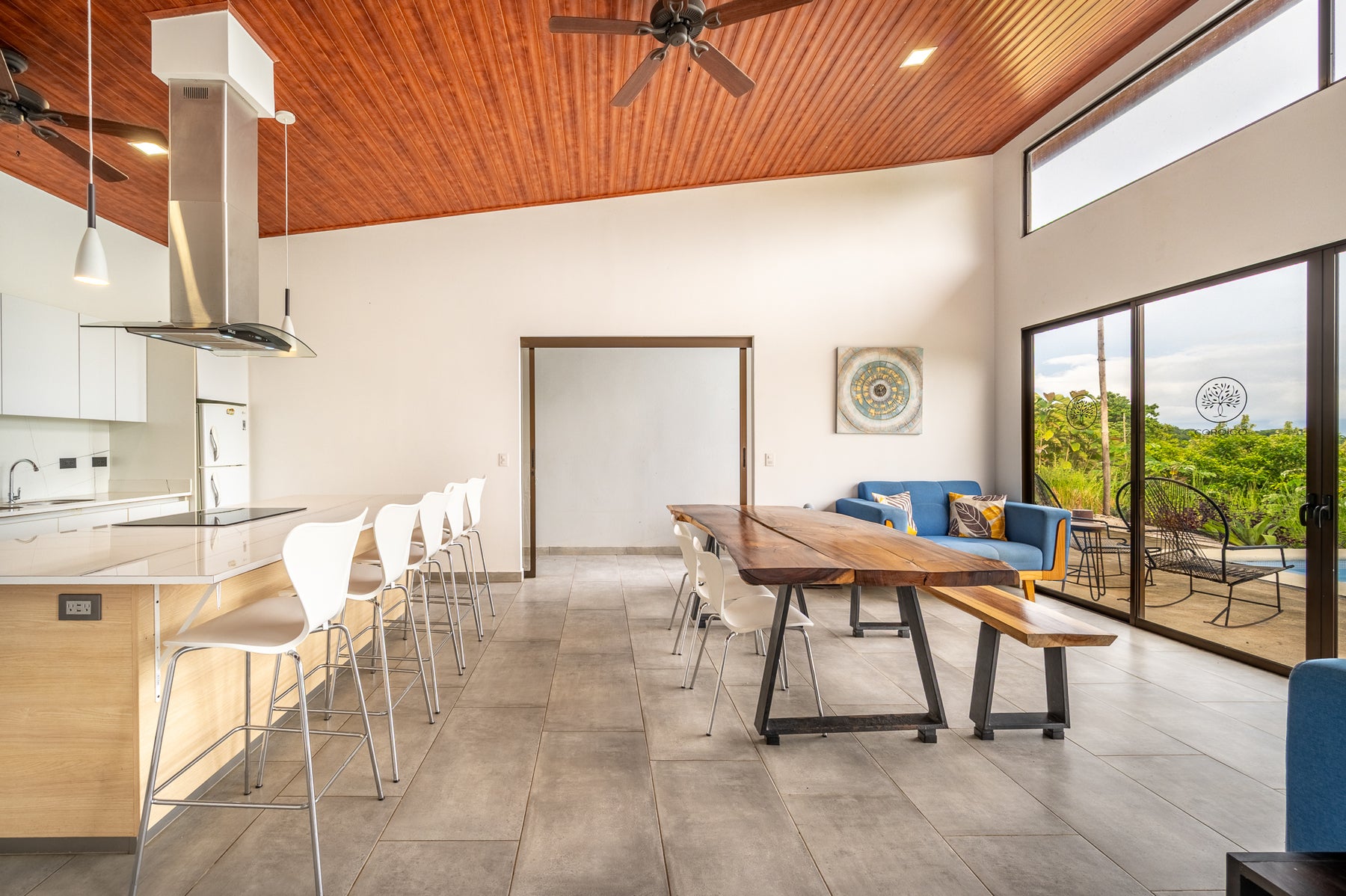 Tropical Luxury Modern Home — photo 8 of 19