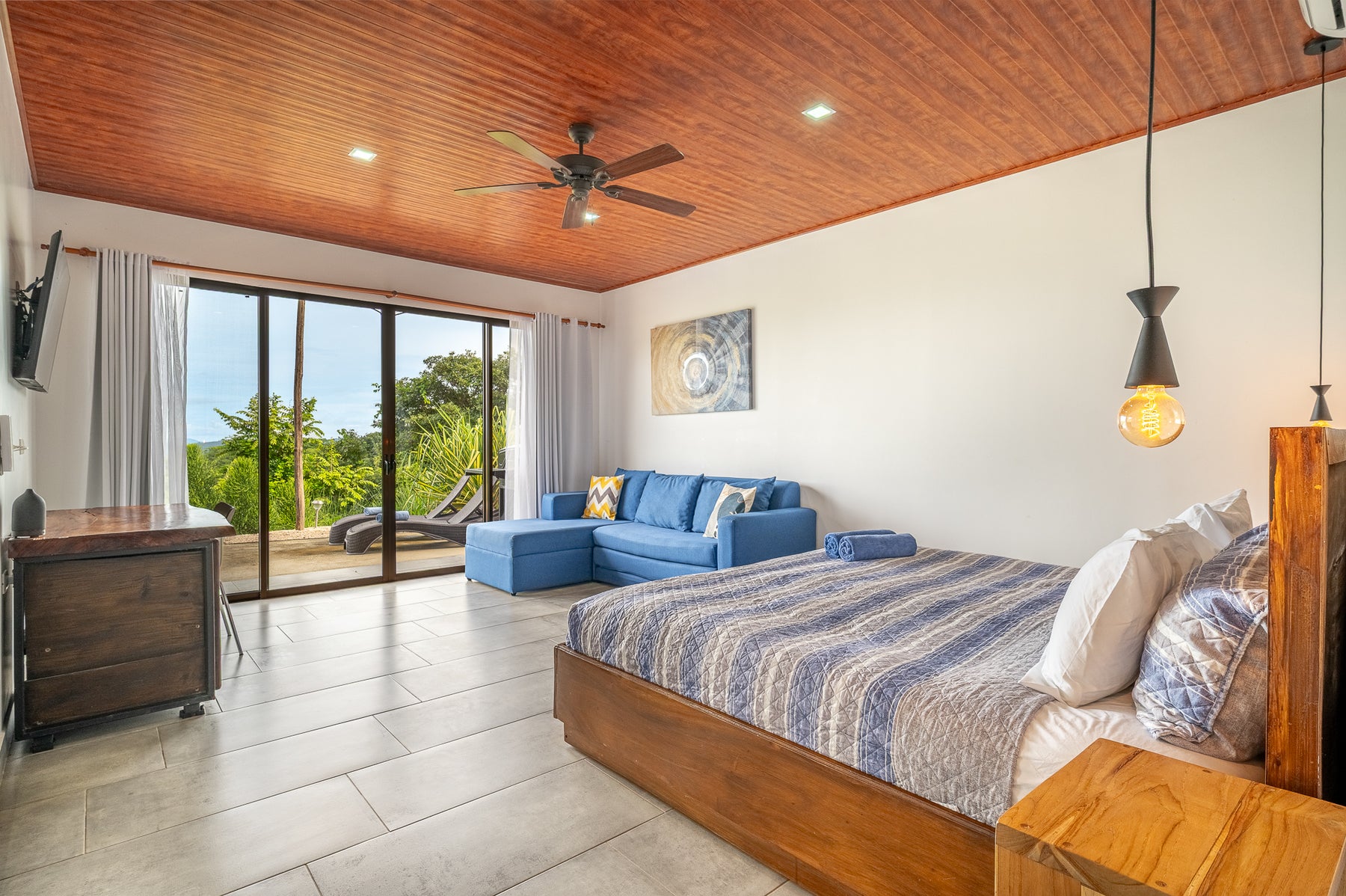 Tropical Luxury Modern Home — photo 9 of 19