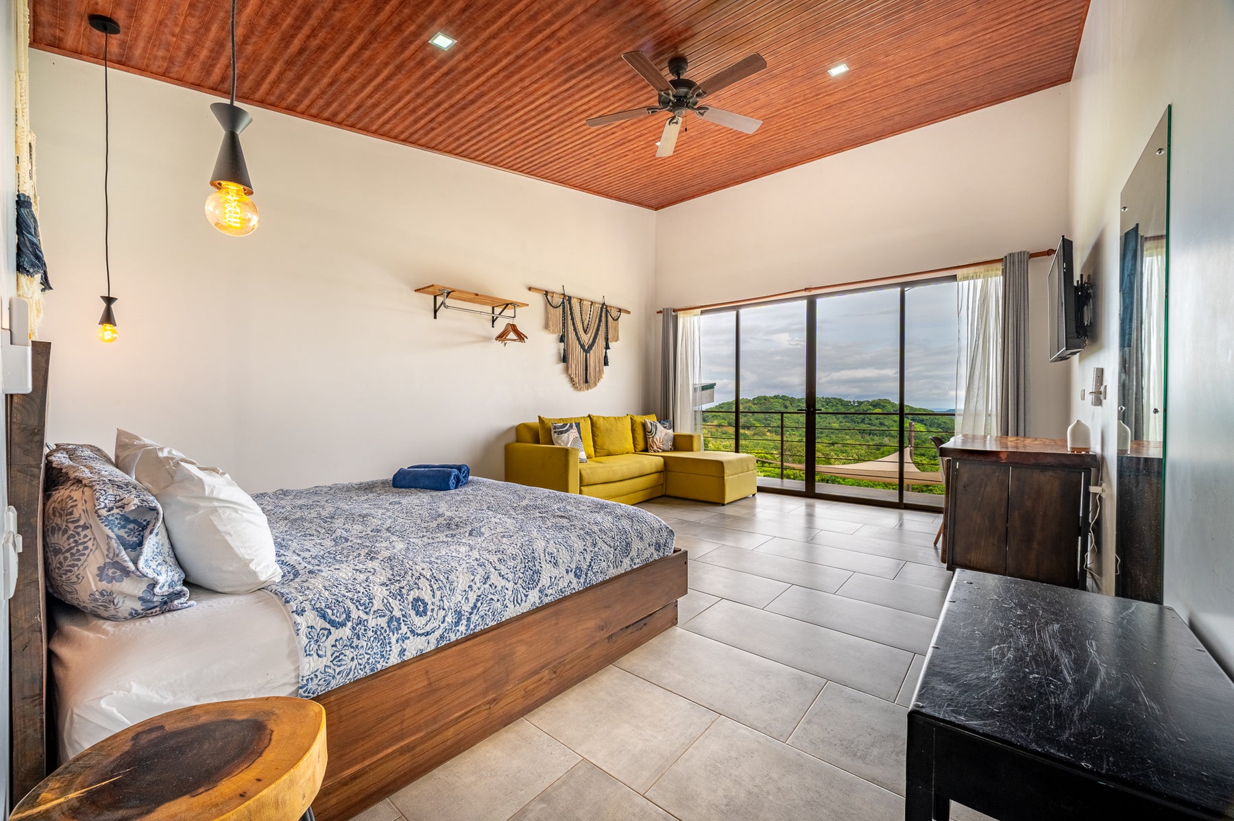Tropical Luxury Modern Home — photo 12 of 19