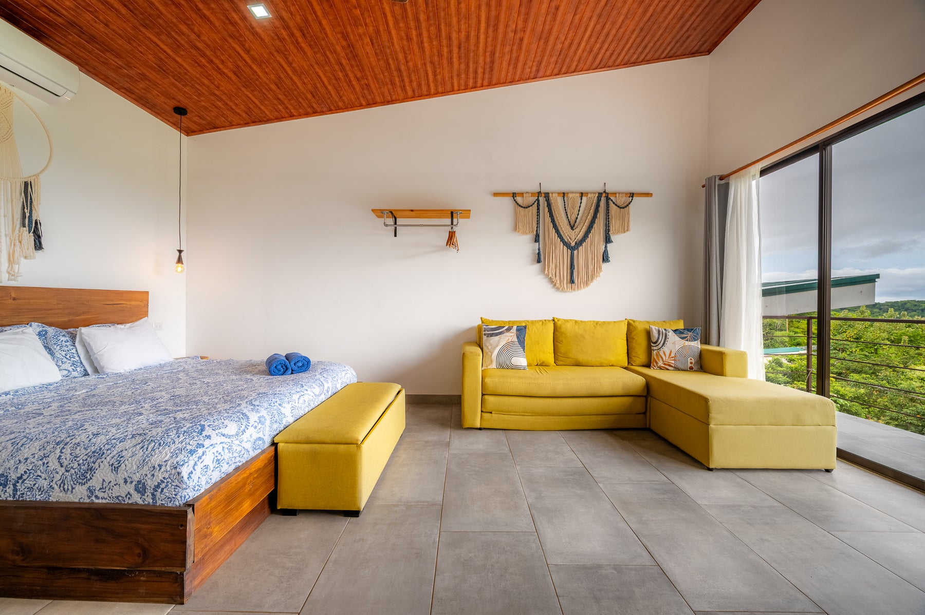 Tropical Luxury Modern Home — photo 14 of 19