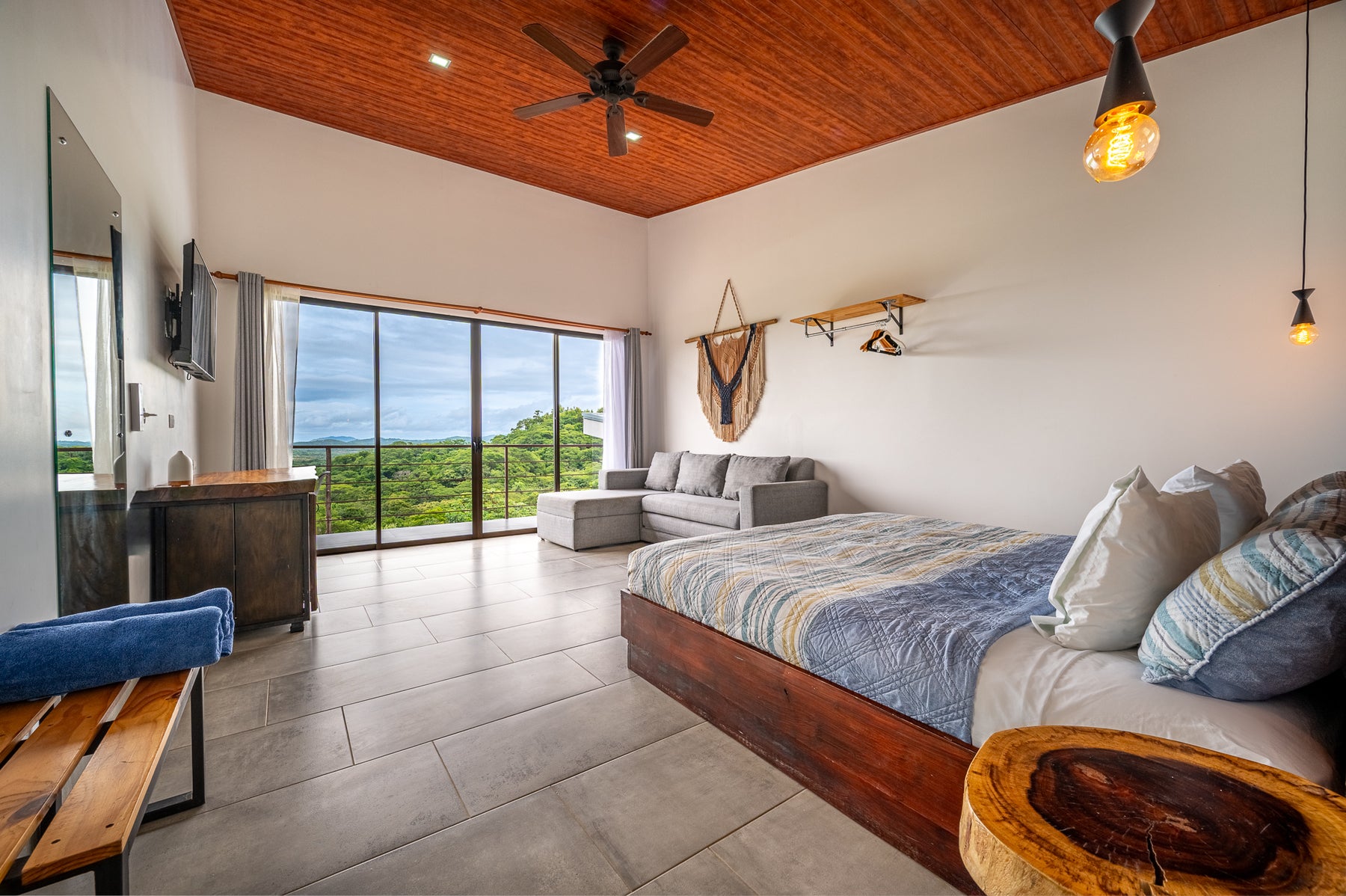 Tropical Luxury Modern Home — photo 16 of 19