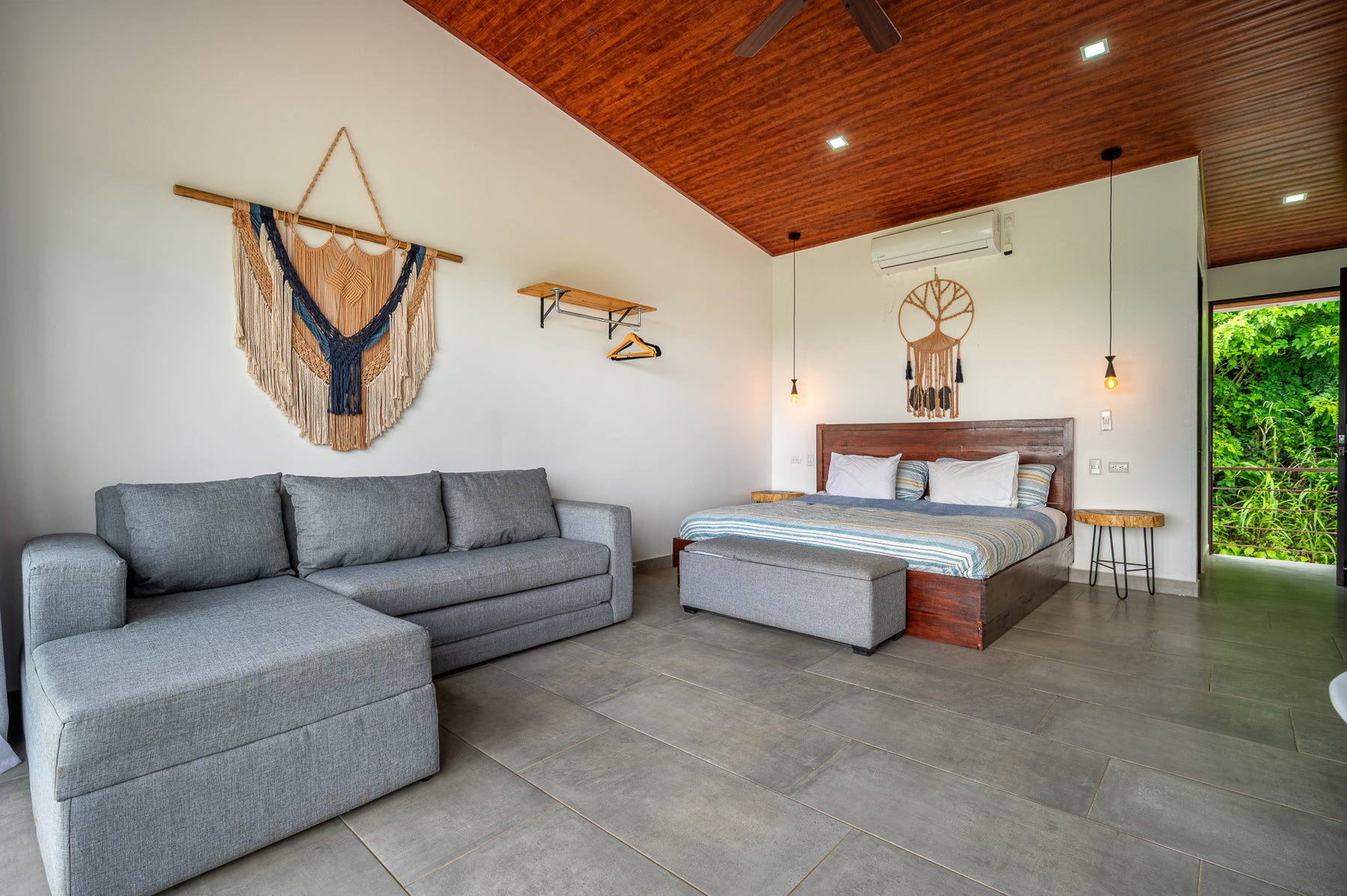 Tropical Luxury Modern Home — photo 18 of 19