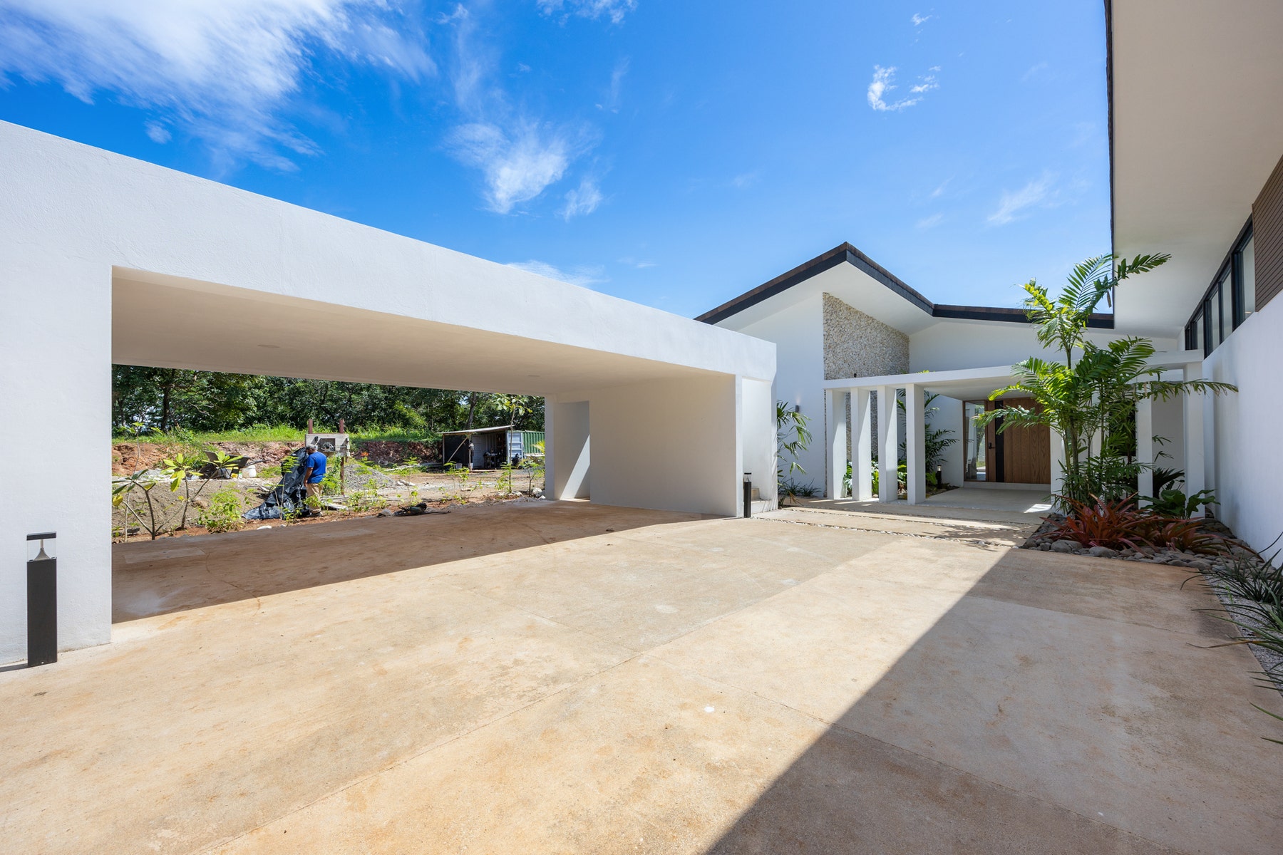 Modern Minimalist Residence — photo 5 of 19
