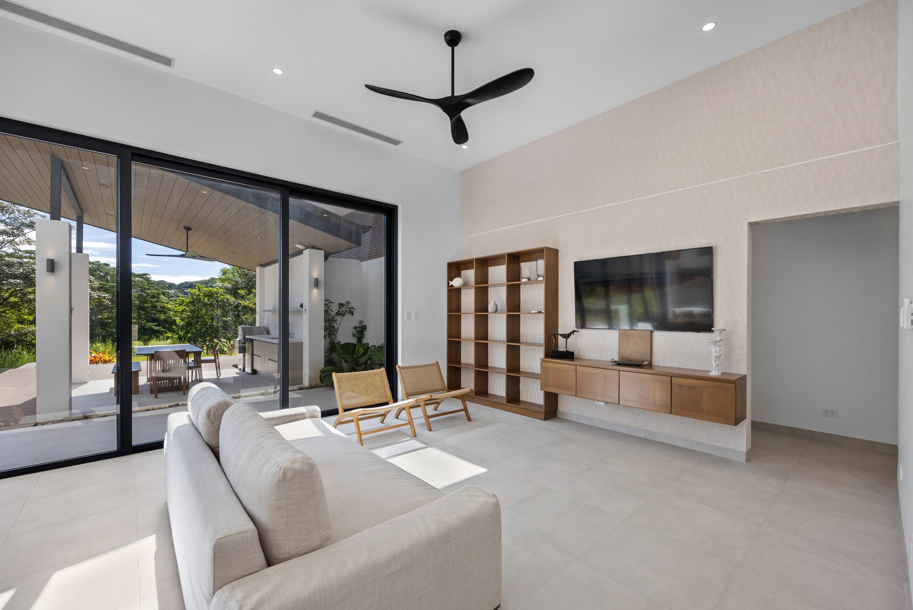 Modern Minimalist Residence — photo 7 of 19