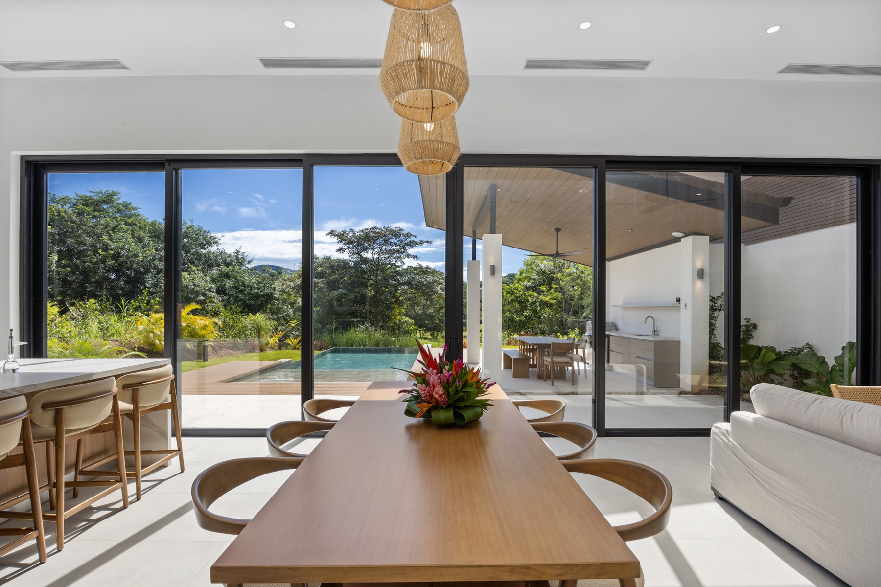 Modern Minimalist Residence — photo 10 of 19