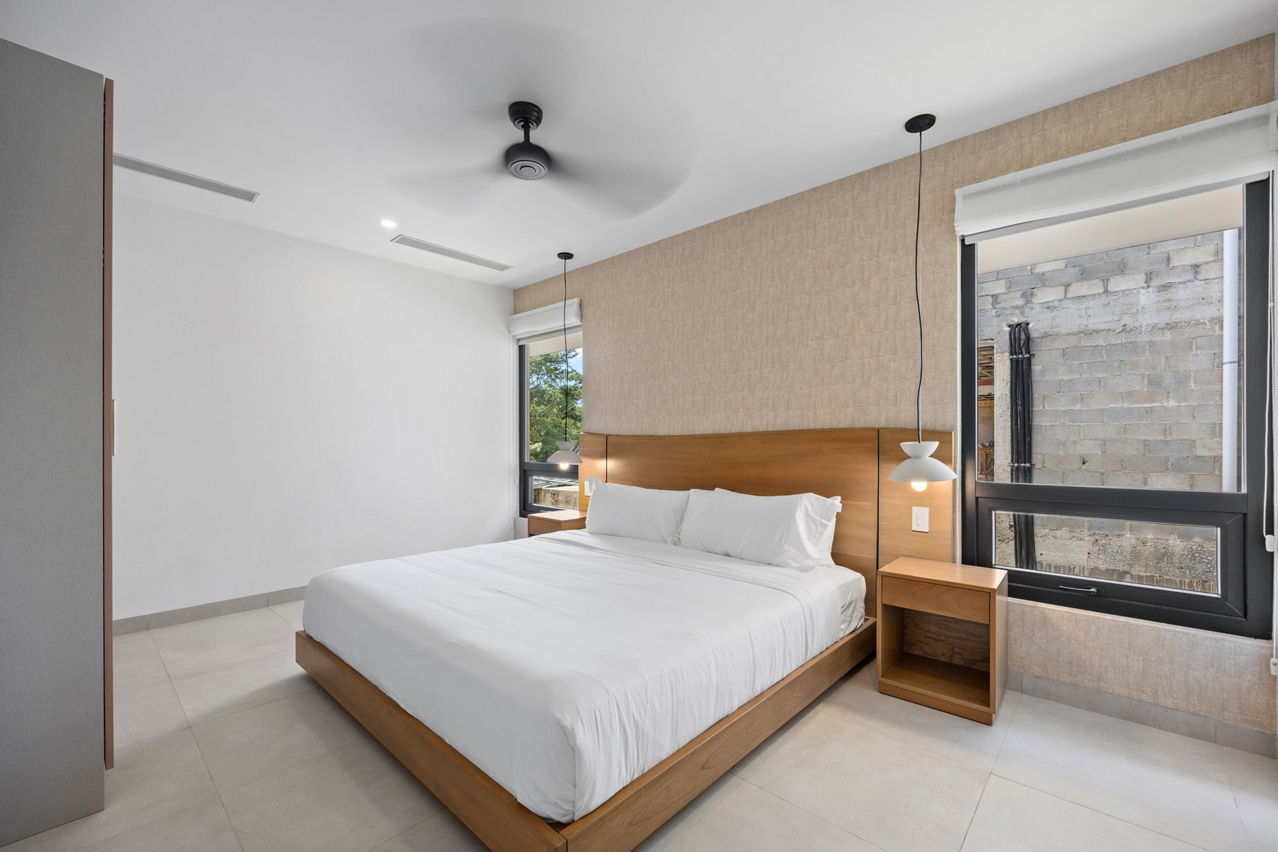 Modern Minimalist Residence — photo 14 of 19
