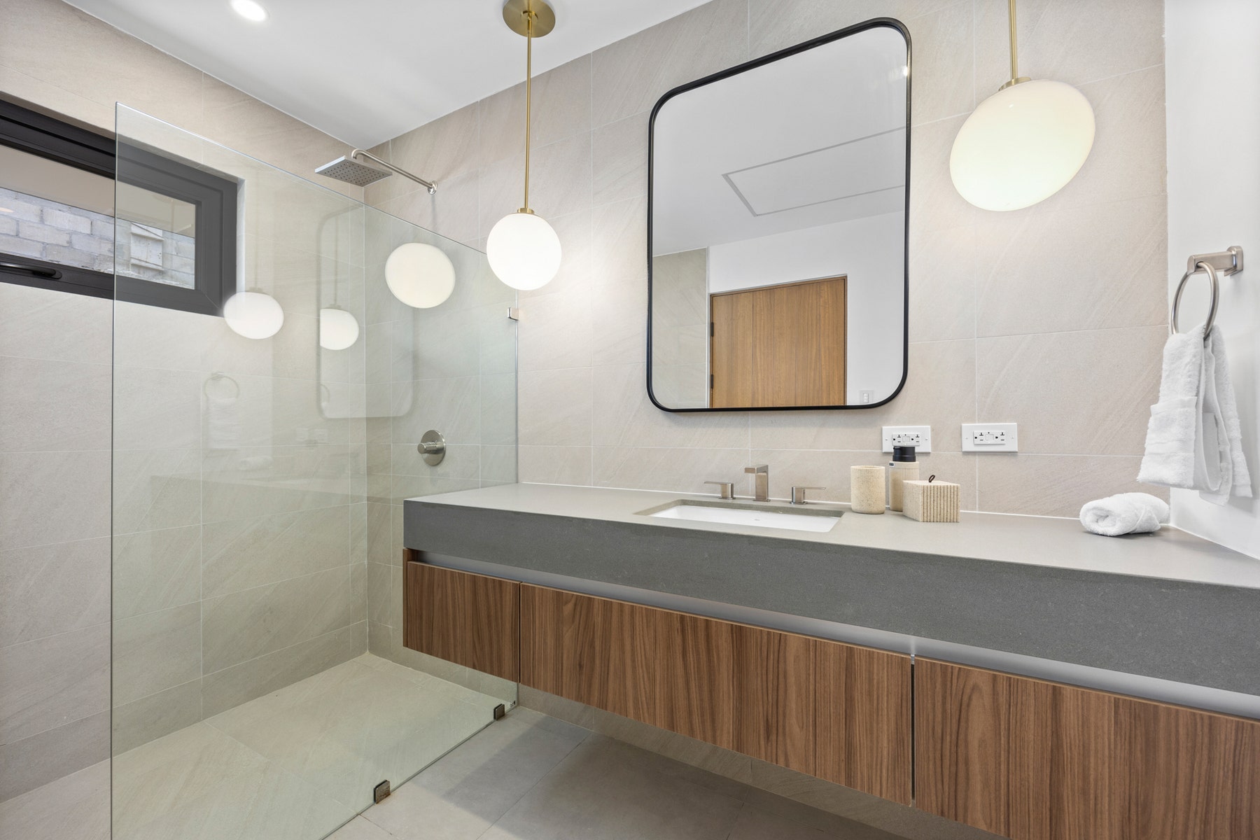 Modern Minimalist Residence — photo 15 of 19