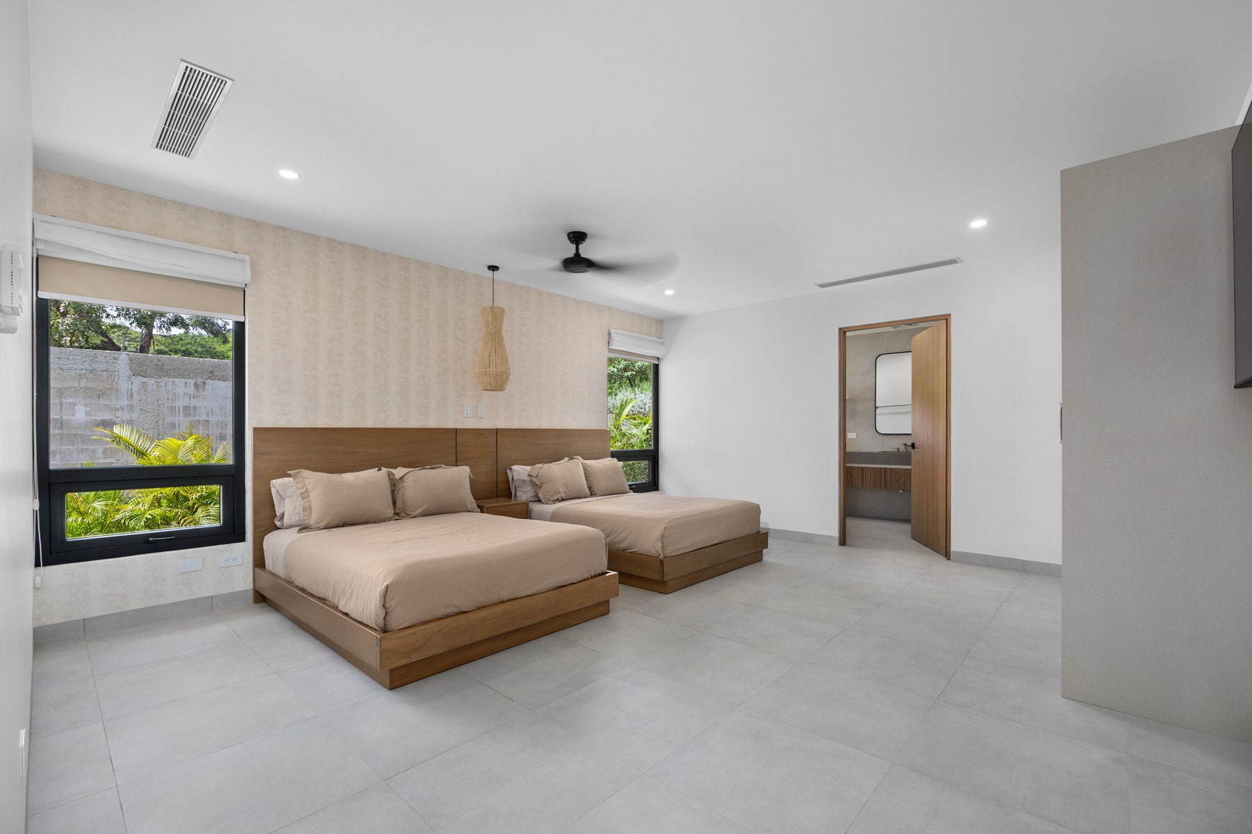 Modern Minimalist Residence — photo 17 of 19