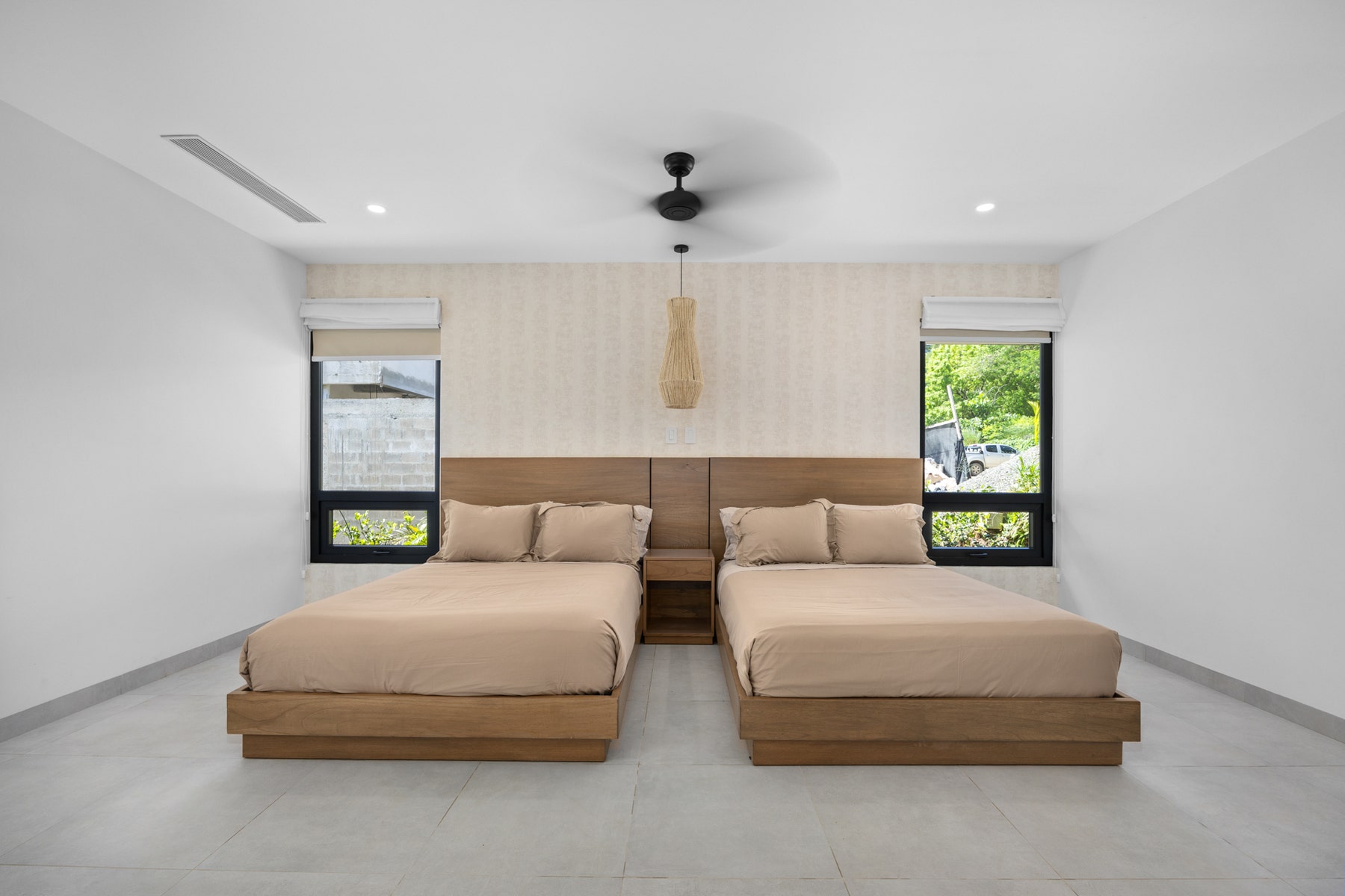 Modern Minimalist Residence — photo 18 of 19