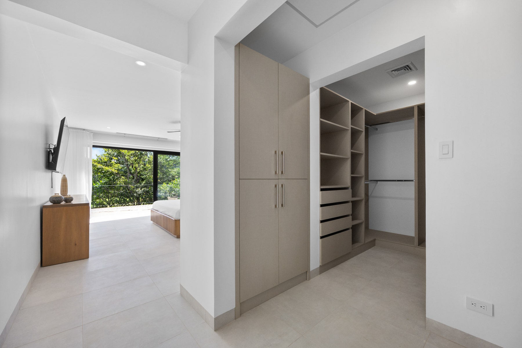 Modern Minimalist Residence — photo 19 of 19