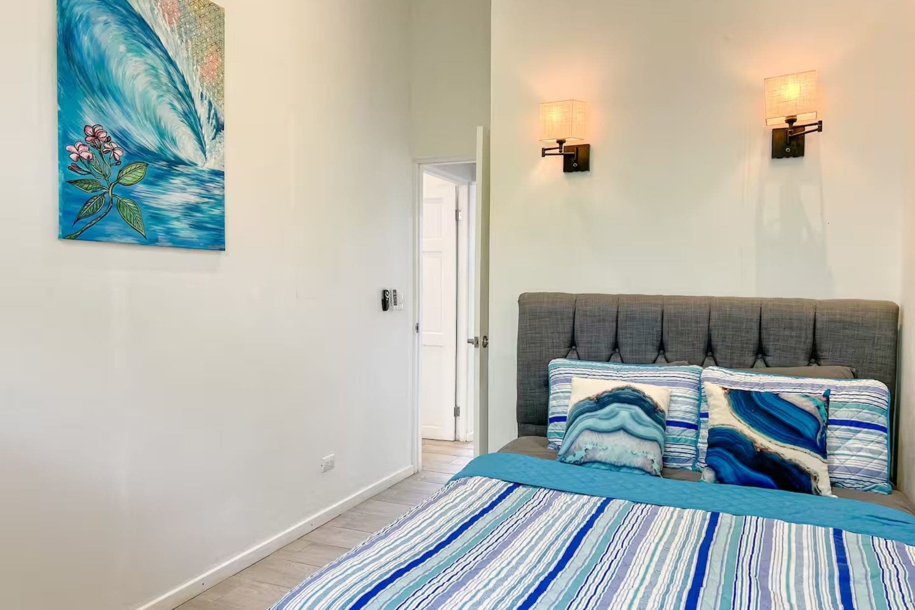 Modern Houses Walking Distance to the Beach — photo 9 of 19