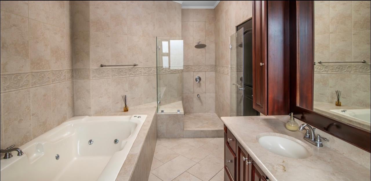 Stunning grand family home with view, #5 — photo 6 of 16
